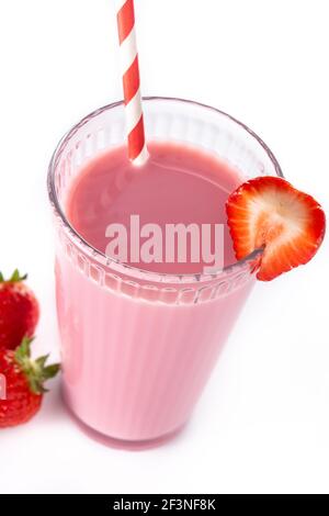 Frullato di fragola in vetro isolato su sfondo bianco Foto Stock