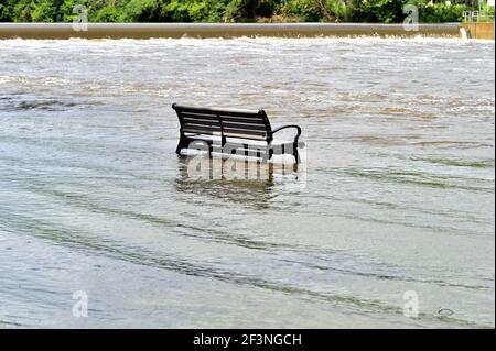 South Elgin, Illinois, Stati Uniti. Il fiume Fox traboccante le sue rive a seguito di forti piogge estive in un periodo di diversi giorni. Foto Stock