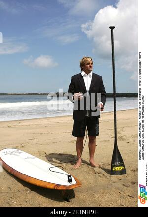 SURF - LAIRD HAMILTON 2007 - ANGLET (FRA) - 03/05/2007 - PHOTO : IGOR MEIJER / DPPI LAIRD HAMILTON (USA) VICINO ALLA SUA TAVOLA DA PADDLE Foto Stock