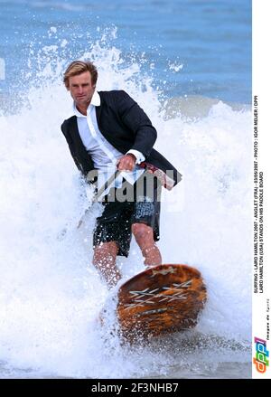 SURF - LAIRD HAMILTON 2007 - ANGLET (FRA) - 03/05/2007 - PHOTO : IGOR MEIJER / DPPI LAIRD HAMILTON (USA) SI ERGE SULLA SUA TAVOLA DA PADDLE Foto Stock