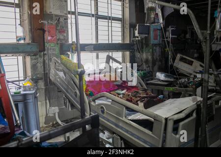 Dhaka, Bangladesh. 17 Marzo 2021. Danni alle apparecchiature mediche e ai letti rilevati presso la COVID-19 Coronavirus Intensive Care Unit (ICU) del Dhaka Medical College dopo lo scoppio di un incendio, lasciando morti tre pazienti di Covid19. Credit: SOPA Images Limited/Alamy Live News Foto Stock