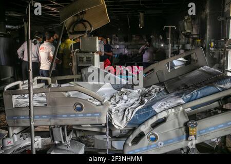 Dhaka, Bangladesh. 17 Marzo 2021. Danni alle apparecchiature mediche e ai letti rilevati presso la COVID-19 Coronavirus Intensive Care Unit (ICU) del Dhaka Medical College dopo lo scoppio di un incendio, lasciando morti tre pazienti di Covid19. Credit: SOPA Images Limited/Alamy Live News Foto Stock