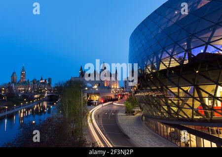 Canada, Ontario, Ottawa, Ottawa Convention Center, Shaw Center con Rideau Canal, il Parlamento edifici e l'hotel Chateau Laurier Foto Stock