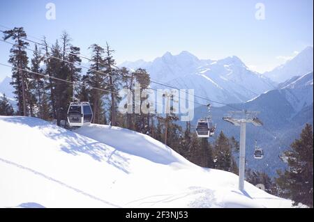 Skilift con posti a sedere che si snodano sulla montagna e sentieri da cieli e snowboard. Foto Stock