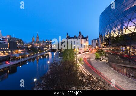 Canada, Ontario, Ottawa, Ottawa Convention Center, Shaw Center con Rideau Canal, il Parlamento edifici e l'hotel Chateau Laurier Foto Stock