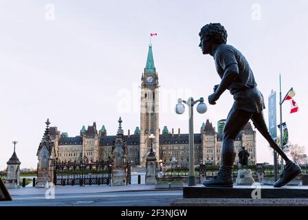 Canada, Ontario, Ottawa, la statua di Terry Fox e gli edifici del Parlamento Foto Stock