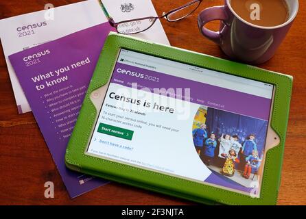pagina principale del censimento 2021 del governo del regno unito sullo schermo del tablet del computer Foto Stock