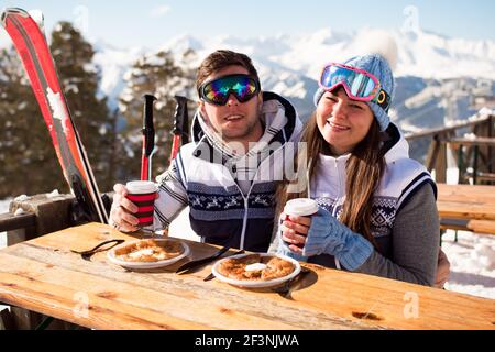 Inverno, sci - sciatori gustando il pranzo in montagna d'inverno. Foto Stock