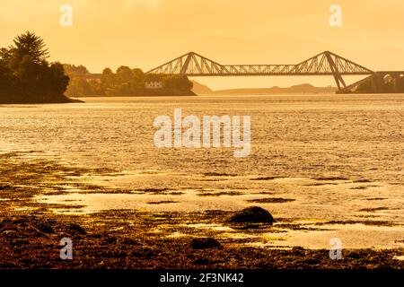 Il Bridge of Connel porta la strada A828 da Oban a Fort William oltre la foce del Loch Etive Foto Stock