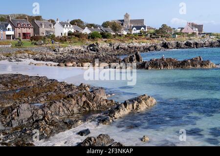 Baile Mor villaggio e l'Abbazia, visto dalla banchina di Iona, Scozia Foto Stock