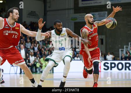 David Logan di SIG Strasbourg e Jamal Shuler di Nanterre 92 durante il Campionato Francese Pro A Basketball match tra Nanterre 92 e SIG Strasbourg il 30 ottobre 2017 al Palais des Sports Maurice Thorez a Nanterre, Francia - Foto i-HARIS / DPPI Foto Stock