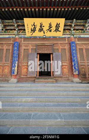 Porta d'ingresso aperta-Discipline Classiche Buddiste-Sutras Exhibition Hall-Dazo si-Grande Tempio Buddha. Zhangye-Gansu-Cina-1262 Foto Stock