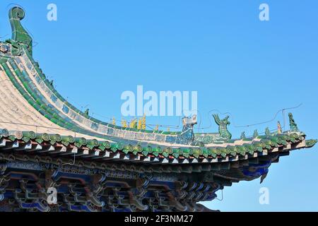 Piastrelle smaltate verdi-cresta bestie-angolo tetto NE.Buddista Sutras Hall-DafoSi-Grande Tempio Buddha. Zhangye-Gansu-Cina-1266 Foto Stock