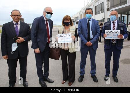 Tunisi, Tunisia. 1 gennaio 2000. Hechmi Louzir, direttore dell'Istituto Pasteur e membro del comitato scientifico Marilena viviani UNICEF Tunisia, rappresentante, e Yves Souteyrand, Rappresentante dell' ORGANIZZAZIONE mondiale della sanità IN Tunisia CON altri delegati durante una cerimonia di arrivo di 93,600 dosi del vaccino Pfizer/BioNTech presso l'aeroporto internazionale di Tunis-Carthage. Questa prima partita di vaccini è stata acquisita nell'ambito del meccanismo multilaterale COVAX, Finanziato in gran parte dall'Unione europea e dai suoi stati membri. (Credit Image: © Jdidi Wassim/SOPA Images via Z Foto Stock