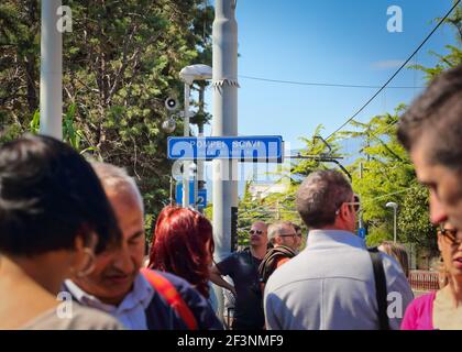 Piattaforma affollata con cartello alla stazione di Pompei Scavi per Villa dei Misteri, Pompei, il Vesuvio, Napoli, Italia Foto Stock