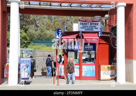 Informazioni turistiche e biglietteria alla stazione Pompei Scavi, Pompei e il Vesuvio, Napoli, Italia Foto Stock