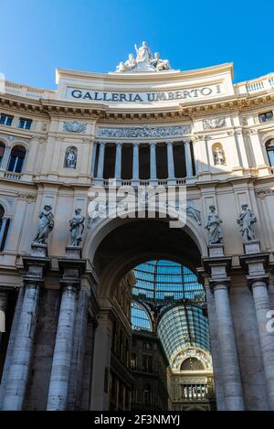 Napoli - 9 settembre 2019: Ingresso alla Galleria Umberto i, galleria commerciale nel centro storico di Napoli Foto Stock