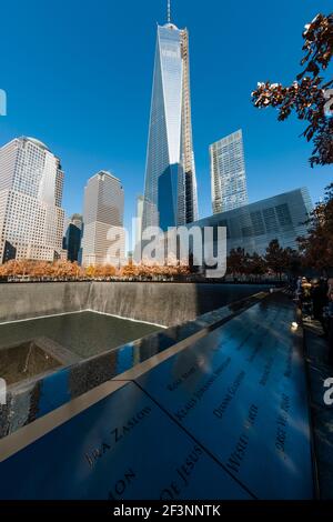 One World Trade Center visto dal National September 11 Memorial. Foto Stock