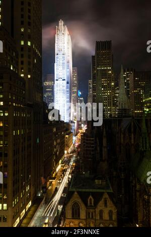 Il Rockefeller Center e Cattedrale di St Patrick a notte. Foto Stock