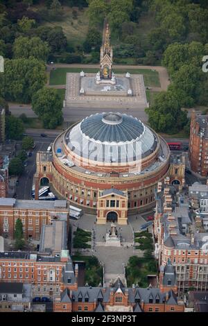 Il ROYAL ALBERT HALL E L'Albert Memorial, a Kensington. I giardini di Kensington Park. Vista aerea. Foto Stock