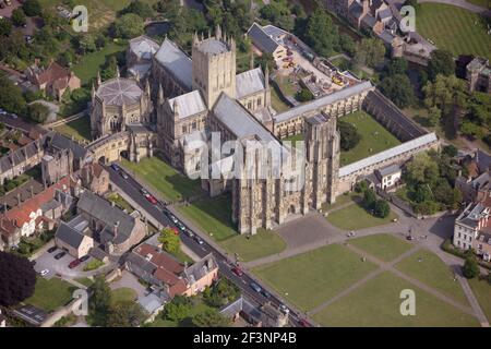 CATTEDRALE DI WELLS, Somerset. Sede del vescovo di Bath e Wells, la cattedrale è sostanzialmente in stile inglese precoce tipico della fine del 12 ° AN Foto Stock