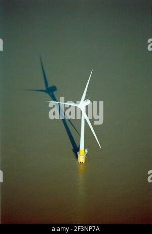 SCROBY SANDS wind farm, vicino a Great Yarmouth, Norfolk. Vista aerea di una turbina eolica in mare offshore. Foto Stock