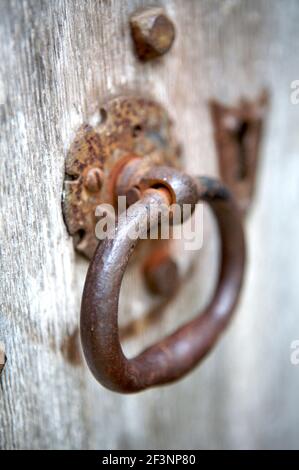 KIRBY HALL, Northamptonshire. Particolare della maniglia della porta in ferro nel portico principale. Foto Stock