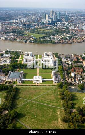 OLD ROYAL NAVAL COLLEGE, Greenwich, Londra. Una vista aerea da sopra Greenwich Park guardando verso la Queen's House, il Museo Marittimo Nazionale A. Foto Stock