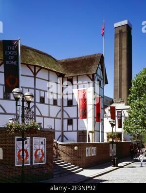 Il Globe Theatre di Shakespeare, Bankside, Londra. Vista generale del teatro con il camino della Tate Modern al di là. Foto Stock