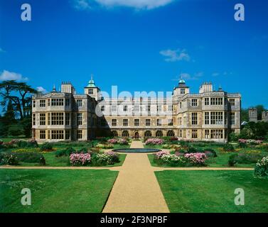 AUDLEY End House e giardini, Saffron Walden, Essex. Vista della parte anteriore orientale e il parterre flower garden. Foto Stock