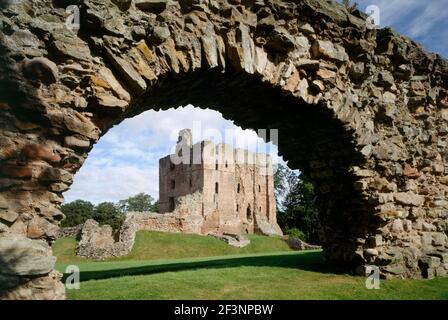 Castello di NORHAM, Northumberland. Il Torrione e il rione interno da sud-ovest, visto attraverso la cortina sud del rione esterno. Foto Stock