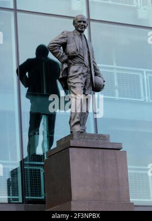 Il Manchester United Football Club (Old Trafford), Sir Matt Busby Way, Manchester. Vista della statua di Sir Matt Busby. Foto Stock