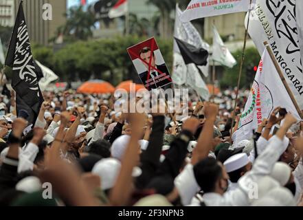 Musulmani Indonesia protestano contro i commenti di Macron sulle vignette del profeta Muhammad Foto Stock