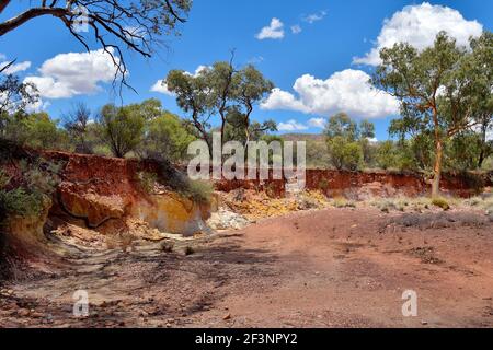 Australia, NT, Ochre Pits a ovest di McDonnell gamma parco nazionale, ocra utilizzato da persone aborigene per cerimonie Foto Stock