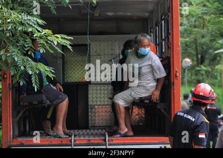 Abitanti evacuati dopo l'eruzione del Monte Merapi in Indonesia Foto Stock