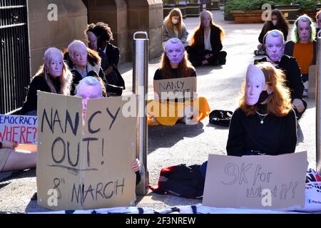 Gli studenti che indossano maschere anonime protestano alla cerimonia Whitworth Hall presso l'Università di Manchester, Manchester, Inghilterra, Regno Unito il 17 marzo 2021. Chiedono le dimissioni di Dame Nancy Jane Rothwell, Presidente e Vice-Cancelliere dell'Università. Essi fanno pressione per una maggiore democrazia e responsabilità. Ciò segue le proteste in alcune sale di residenza dell'Università a Manchester circa le misure di blocco e le preoccupazioni degli studenti circa il pagamento di grandi somme per l'istruzione quando molto insegnamento è stato on-line solo durante la pandemia di Covid 19. Foto Stock