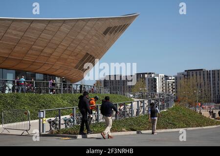 Parte del velodromo con il villaggio olimpico al di là. Foto Stock