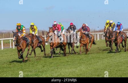 Down Royal Racecourse, Lisburn, County Antrim, Northern Ieland, Regno Unito. 17 Mar 2021. Incontro di gara del giorno di San Patrizio 2021 - Adare Manor Opportunity handicap hurdle. La gara è stata vinta da No Thanks (numero 7), guidata da Dillon Maxwell e addestrata da Matthew J Smith. Credit: CAZIMB/Alamy Live News. Foto Stock