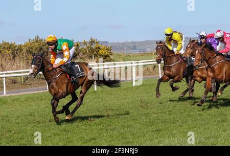 Down Royal Racecourse, Lisburn, County Antrim, Northern Ieland, Regno Unito. 17 Mar 2021. Incontro di gara del giorno di San Patrizio 2021 - Adare Manor Opportunity handicap hurdle. La gara è stata vinta da No Thanks (numero 7), guidata da Dillon Maxwell e addestrata da Matthew J Smith. Credit: CAZIMB/Alamy Live News. Foto Stock