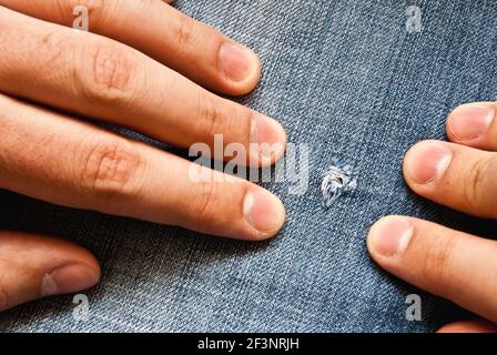 sfondo in jeans blu con le mani Foto Stock