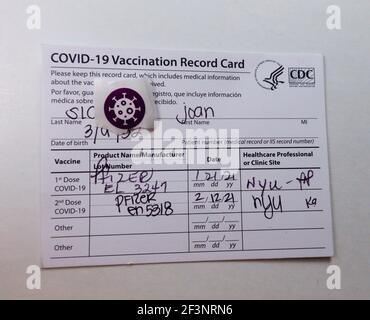 Patient Covid 19, scheda di registrazione e adesivo vaccinati Foto Stock