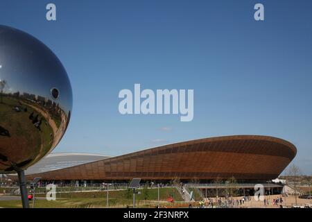 Il velodromo e riflettente scultura sferica. Foto Stock