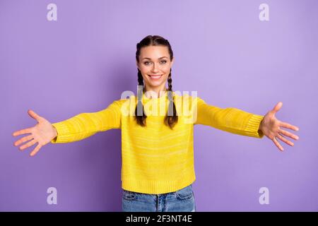 Ritratto di persona abbastanza soddisfatta alzano le mani a voi invitano abbracci isolato su sfondo color viola pastello Foto Stock