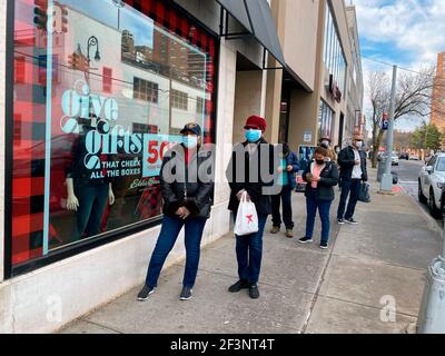 Linea di clienti in attesa di entrare in Eddie Bauer Clothing Negozio Foto Stock