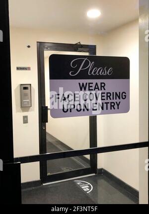 Porta d'ingresso con cartello per favore indossate la maschera, Queens, New York Foto Stock