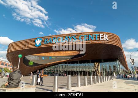 A sbalzo entrata principale di Brooklyn Barclays Center, da SHoP architetti. Foto Stock