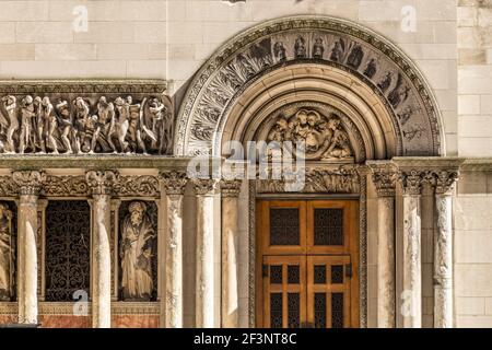 Un portale d'ingresso romanico francese, progettato da Stanford White di McKim Mead & White, sulla chiesa episcopale di St. Bartolomeo a Manhattan. Foto Stock