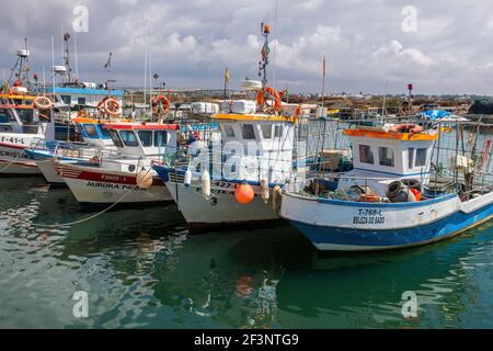 Barche da pesca nel porto di Fuzeta, Algarve, Portogallo Foto Stock
