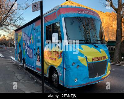 Mitzvah Tank, Happy Purim segno su camion, Queens, New York Foto Stock