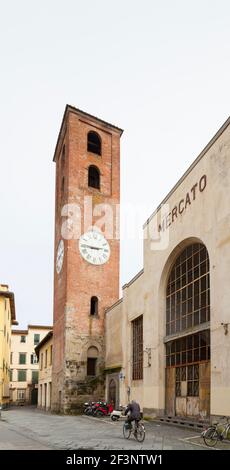Viste generali sulla tipica architettura toscana, case e negozi a Lucca, Toscana. Foto Stock